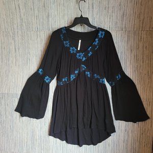 NWT RNB Rich and Beautiful Floral Lace Trim Bell Sleeve V Neck Black Size Medium